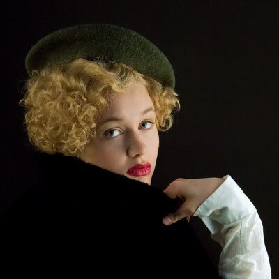 "Step into the golden age of Hollywood glamour with model Lena D, styled by Anett Alexandra Bulano in this stunning tribute to the iconic looks of the 1930s. 💋✨ #VintageGlamour #1930sStyle #OldHollywood" "Vintage-inspired photograph of model Lena D styled by Anett Alexandra Bulano in the glamorous fashion of the 1930s."