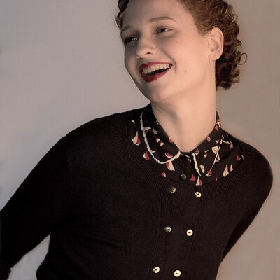 Step into the nostalgia of the 1940s with this captivating image featuring Eli S. The meticulously styled hairdo, created with waves, curls and papillots, perfectly complements the vintage make-up and transports you back to a bygone era of glamour and sophistication. #1940s #VintageGlamour ✨👗💄 Close-up photograph of a model with a 1940s hairstyle and vintage makeup, featuring waves, curls, and papilots. The model exudes timeless elegance, embodying the glamour of the era.