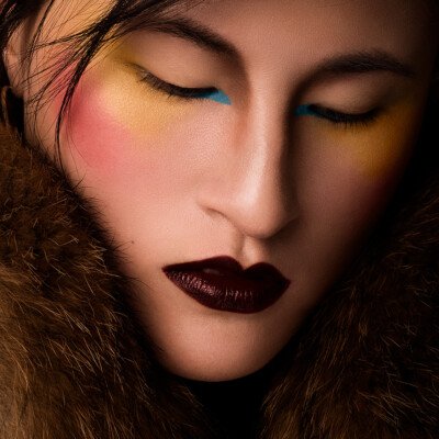 In this high-fashion make-up portrait by Vlada Migas, model Bui exudes exotic elegance. Makeup and hair styling by Anett Alexandra Bulano. 💋💫 High-fashion make-up portrait of model Bui in bright turquoise, red and tan tones, shot by Vlada Migas.
